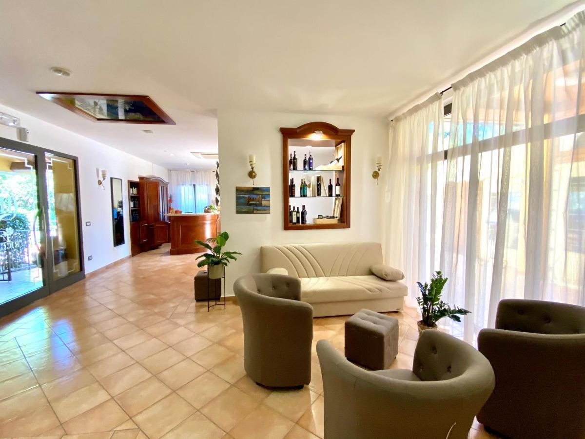 Hotel Ristorante Le Querciolaie Dei Ricci Фонтебланда Экстерьер фото