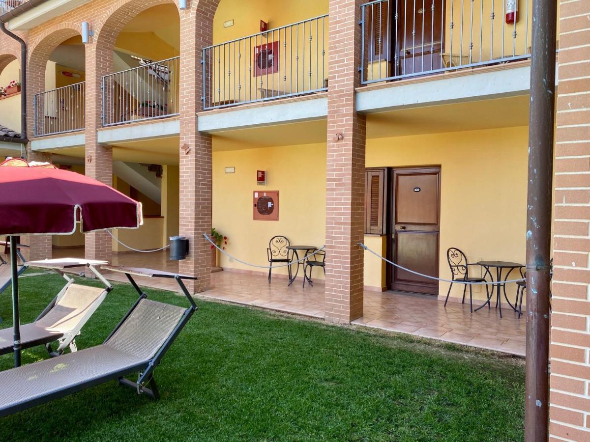 Hotel Ristorante Le Querciolaie Dei Ricci Фонтебланда Экстерьер фото