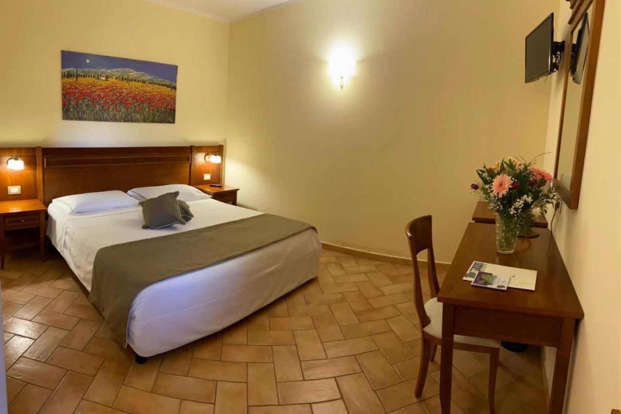 Hotel Ristorante Le Querciolaie Dei Ricci Фонтебланда Экстерьер фото