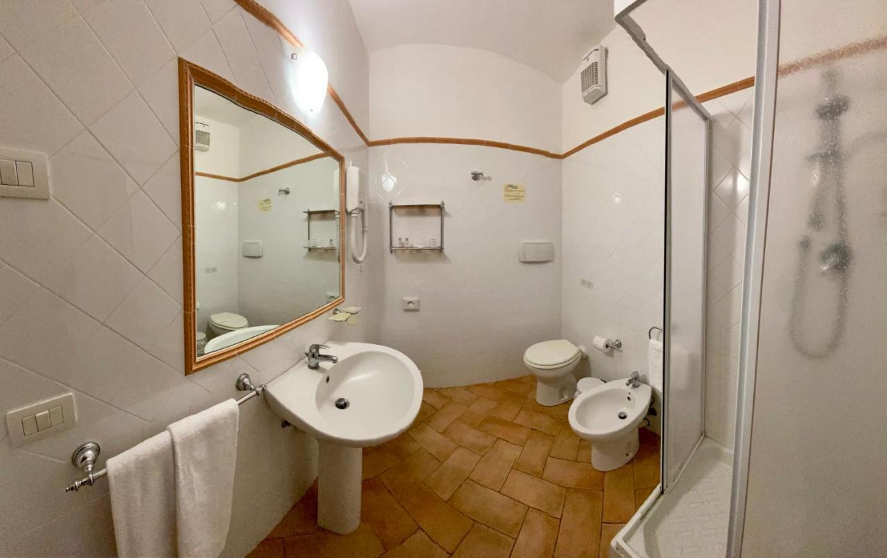 Hotel Ristorante Le Querciolaie Dei Ricci Фонтебланда Экстерьер фото