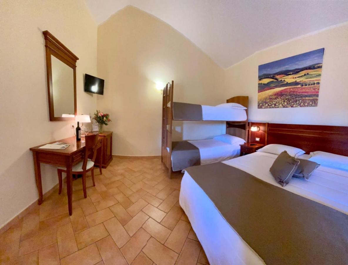 Hotel Ristorante Le Querciolaie Dei Ricci Фонтебланда Экстерьер фото