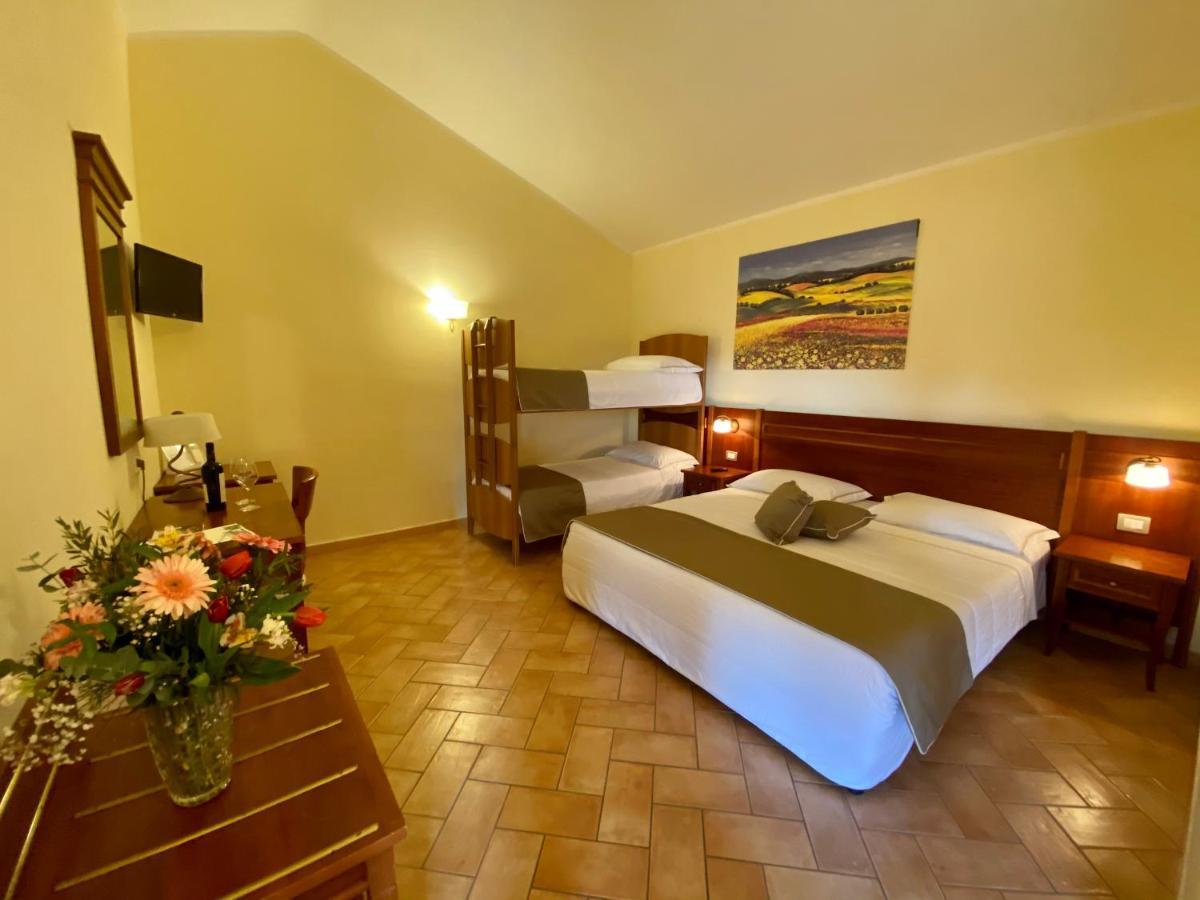 Hotel Ristorante Le Querciolaie Dei Ricci Фонтебланда Экстерьер фото