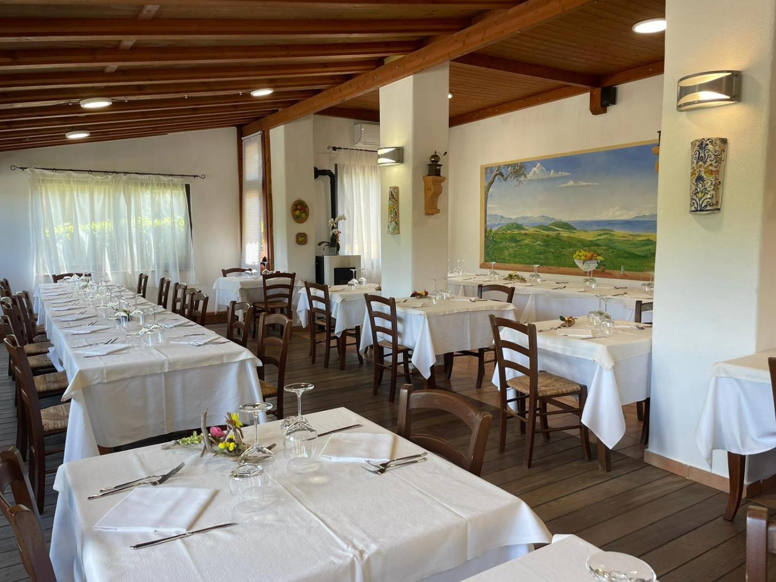 Hotel Ristorante Le Querciolaie Dei Ricci Фонтебланда Экстерьер фото