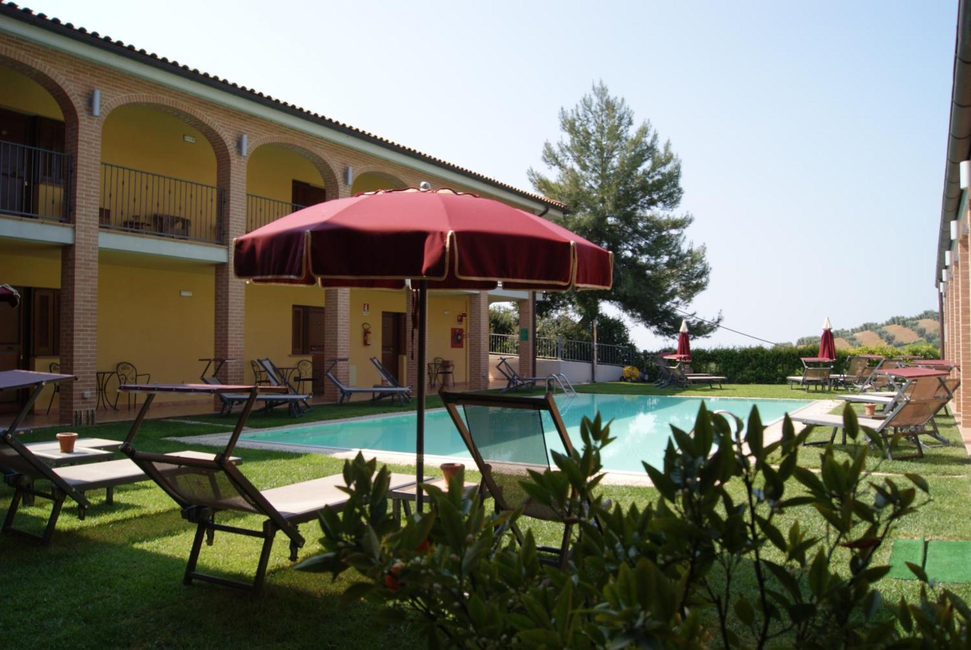 Hotel Ristorante Le Querciolaie Dei Ricci Фонтебланда Экстерьер фото