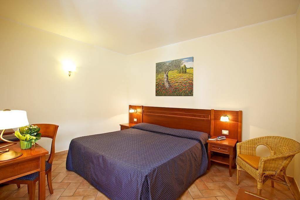 Hotel Ristorante Le Querciolaie Dei Ricci Фонтебланда Экстерьер фото
